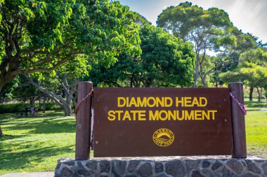  Oahu, Hawaii, ABD - 4.20.2025: Diamond Head Devlet Anıtı 'nın giriş tabelasına seçici odaklanma. Yüksek kalite fotoğraf