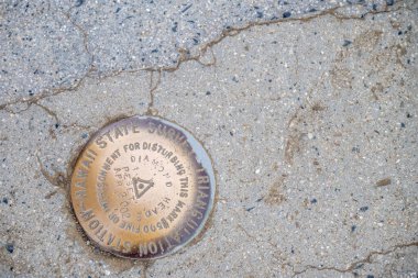 Oahu, Hawaii, ABD - 4.20.2025: Diamond Head Devlet Anıtı 'nın tepesinde jeolojik işaret. Yüksek kalite fotoğraf