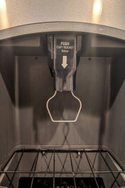 Otelin buz makinesi boşaltma çekimine odaklan. Yüksek kalite fotoğraf