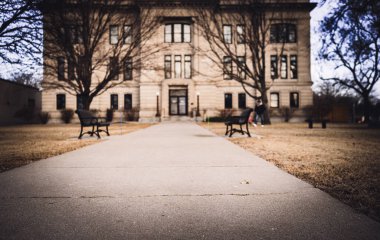 Düşük açılı, genel devlet binası girişini kaldırımla kapatmış. Yüksek kalite fotoğraf