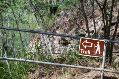 Hawaii, Oahu 'daki Diamond Head Eyalet Anıtı' nın zirvesine giden yol üzerindeki eğik yürüyüş işaretine odaklan. Yüksek kalite fotoğraf