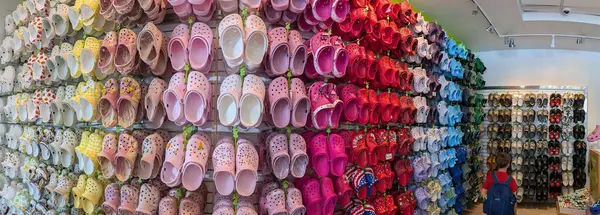 Honolulu, Hawaii, ABD - 4.20.25: Prenses Kaiulani 'de sıra sıra Croc ayakkabı ve sandalet. Yüksek kalite fotoğraf