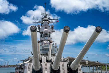 USS Missouri savaş gemisinin ana silahları Pearl Harbor, Hawaii 'de yüzen bir müze olarak kenetlendi. Yüksek kalite fotoğraf