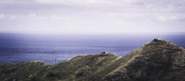 Diamond Head Devlet Anıtı 'nın tepesinde iki gözcü bataryası görünüyor. Yüksek kalite fotoğraf