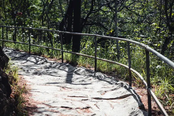 Hawaii, Oahu 'daki Diamond Head Eyalet Anıtı' nın zirvesine giden yürüyüş yolunun dengesiz bir yüzeyi üzerine seçici bir odaklanma. Yüksek kalite fotoğraf