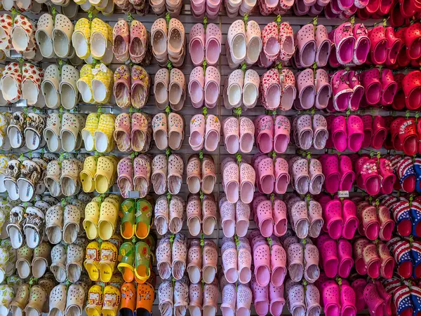 Honolulu, Hawaii, ABD - 4.20.25: Prenses Kaiulani 'de sıra sıra Croc ayakkabı ve sandalet. Yüksek kalite fotoğraf