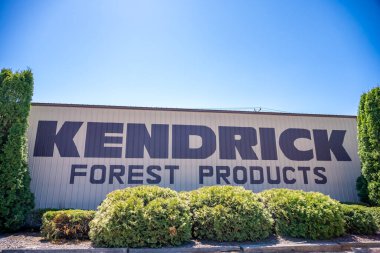 Edgewood, Iowa, ABD - 5.8.2025: Kendrick Ormanı Ürünleri giriş işareti. Yüksek kalite fotoğraf
