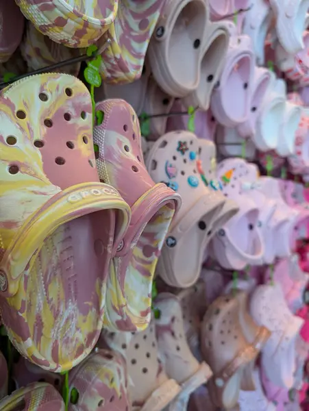 Honolulu, Hawaii, ABD - 4.20.25: Prenses Kaiulani 'de sıra sıra Croc ayakkabı ve sandalet. Yüksek kalite fotoğraf