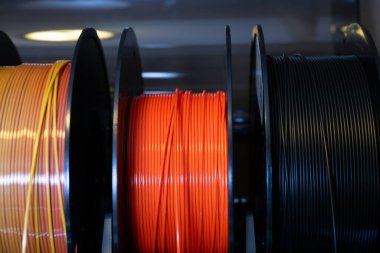 3d yazıcı filamanının makaraları üzerine seçici odaklanma. Yüksek kalite fotoğraf