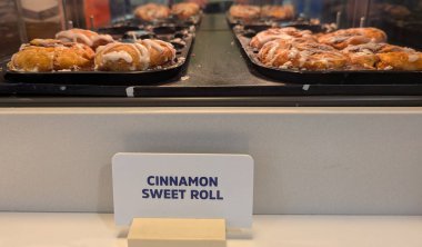 Cedar Rapids, Iowa, ABD - 5.7.2025: Holiday Inn Otel 'de imzalı kahvaltı tarçını ruloları. Yüksek kalite fotoğraf