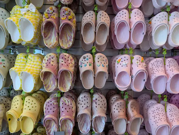 Honolulu, Hawaii, ABD - 4.20.25: Prenses Kaiulani 'de sıra sıra Croc ayakkabı ve sandalet. Yüksek kalite fotoğraf