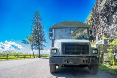  Kaneohe, Hawaii, ABD - 4.21.2025: Kualoa Ranch tur otobüsünün önü. Yüksek kalite fotoğraf