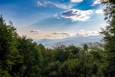 New Hampshires Franconia Notch Eyalet Parkı 'nın açık vadisi ve çarpıcı manzarası. Yüksek kalite fotoğraf