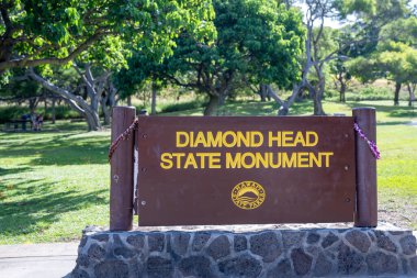  Oahu, Hawaii, ABD - 4.20.2025: Diamond Head Devlet Anıtı 'nın giriş tabelasına seçici odaklanma. Yüksek kalite fotoğraf