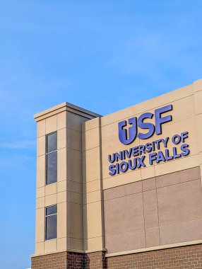Güney Dakota, ABD - 6.6.2025: Sioux Falls Üniversitesi logosu Spor Kompleksi tarafında. Yüksek kalite fotoğraf