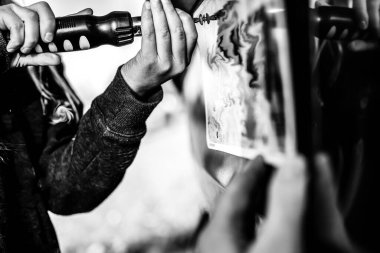 Aracın arka plakasını çıkarmak ve değiştirmek için tornavida kullanmak. - Evet. Yüksek kalite fotoğraf