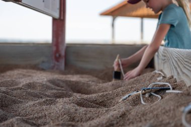 Çocuk dinozor fosil kazısı sergisinde kumu temizliyor. - Evet. Yüksek kalite fotoğraf