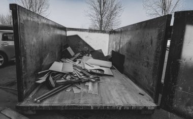 İnşaat atıklarıyla dolu açık bir çöp konteynırının içine bak. - Evet. Yüksek kalite fotoğraf