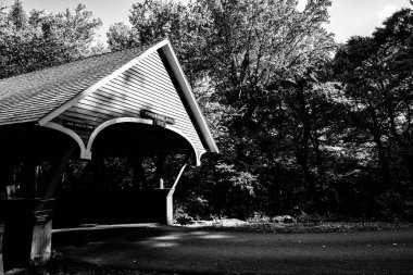 New Hampshires 'taki Flume Kapalı Köprüsü Pemigewasset Nehri' ni kaplayan Franconia Notch State Park. Yüksek kalite fotoğraf