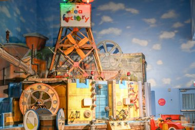 Çocuklar canlı bir kapalı mekan aktivite merkezinde yaratıcı bir oyun oynuyorlar. Renkli bileşenleri olan, yaratıcı bir şekilde tasarlanmış büyük bir fabrika yapısını keşfediyorlar..