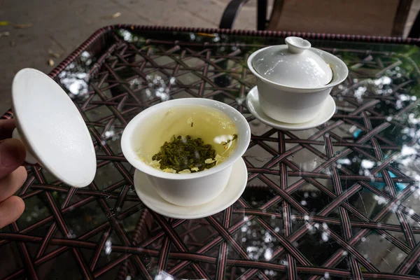 Tassen Mit Grünem Tee Großaufnahme Freien Auf Einem Glastisch — Stockfoto