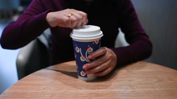 四川省中国青年旅行社 2022年11月6日 女性がラッキンコーヒーショップでコーヒーを飲みながらクローズアップビュー — ストック動画
