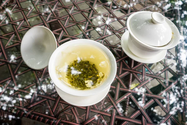 Две Чашки Зеленого Чая Вблизи Вид Стеклянный Стол Открытом Воздухе — стоковое фото