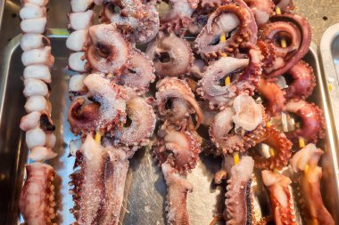 Chengdu, Sichuan, Çin 'de bir Çin marketinde şiş üzerinde taze mürekkep balığı.