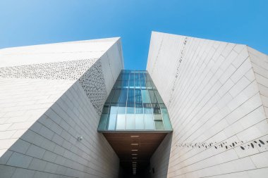 Chengdu, Sichuan Eyaleti, Çin - 6 Ocak 2023: Açık mavi gökyüzüne karşı Chengdu Doğal Tarih Müzesi