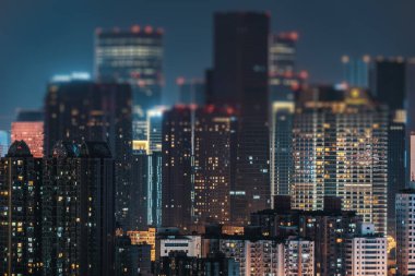 Kentsel ufuk çizgisi gece hava görüntüsü, eğik kayma etkisi, Chengdu, Sichuan vilayeti, Çin