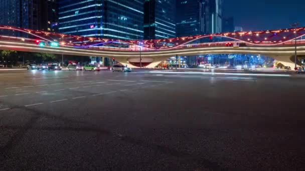 四川成都 一个有现代桥梁的城市交叉口 夜间车流经过 — 图库视频影像