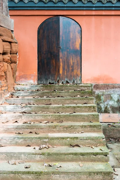 Ősi Zárt Faajtó Egy Vörös Falon Lépcsőkkel Előtérben Egy Taoista — Stock Fotó