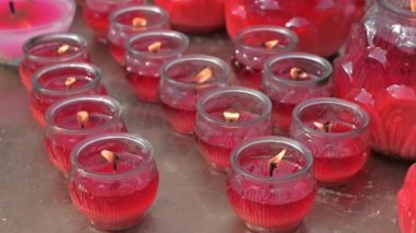 Budist tapınağında kırmızı mumlar yanıyor, Chengdu, Sichuan bölgesi, Çin