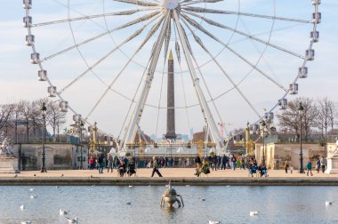 Place de la Concorde, Paris, Fransa - 8 Ocak 2018: Dönme dolap ve Obelisk mavi gökyüzüne karşı Bassin sekizgen ön planda
