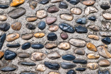 Çin 'in Chengdu şehrinde beton kaplama yakın çekim üzerine çok renkli taşlar süsleme