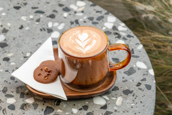 Tazza Cappuccino Con Cappuccino Art Con Due Biscotti Cioccolato Vista — Foto Stock