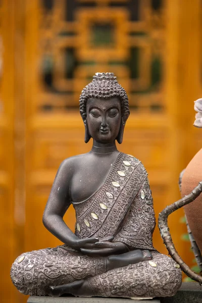 Бронзовая Статуя Будды Против Фасада Храма Храме Дачи Центре Чэнду — стоковое фото