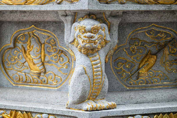 Estatua Dragón Piedra Con Adornos Color Dorado Templo Budista Daci — Foto de Stock