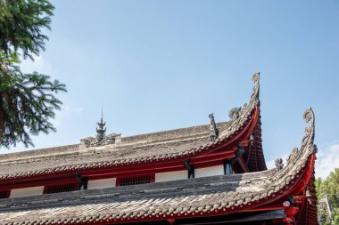 Çin geleneksel çatısına karşı açık mavi gökyüzü, Wenshu manastırı, Chengdu, Sichuan bölgesi, Çin