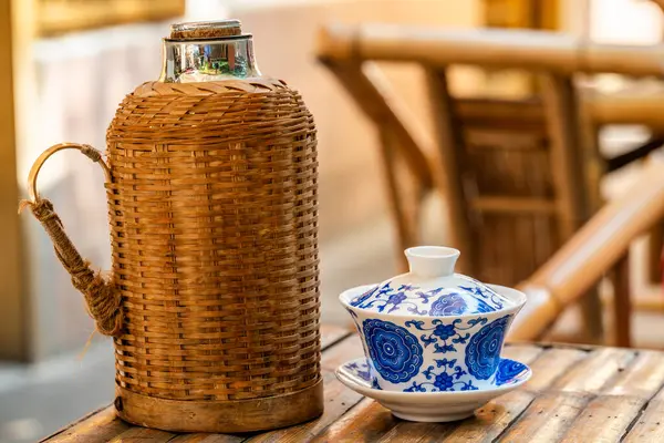 Сине Белый Фарфоровый Стакан Термос Чашка Является Тип Китайской Чашки — стоковое фото