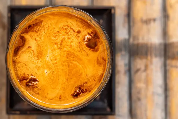 Крупный План Вкусной Чашки Кофе Сидит Бамбуковом Столе Кофе Тёмный — стоковое фото