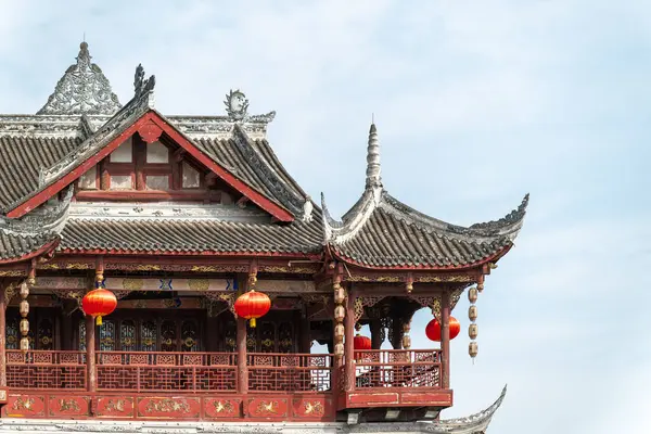 Klasik bir Çin mimari yapısı, karmaşık ahşap oymaları ve kıvrımlı çatı kenarlarıyla karakterize edilir. Binada kırmızı korkuluklu ve üç kırmızı fenerli göze çarpan bir balkon bulunuyor.