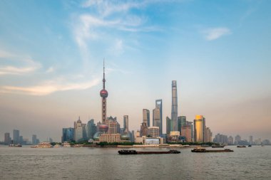 Şangay, Çin - 2 Ağustos 2024: Güneş batmaya başladığında, Şangay 'ın çarpıcı ufuk çizgisi canlanıyor, modern gökdelenlerin bir karışımı şehrin canlı ruhunu tanımlıyor. Yükseklik