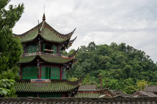 Sichuan eyaletinin yemyeşil tepelerinin ortasında, DujiangYan 'da çarpıcı geleneksel mimari gururla duruyor. Çok katmanlı bir binanın detaylı çatısı süslü saçaklara ve vitrinlere sahiptir.