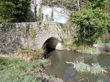 Köprüyü geçmek için.