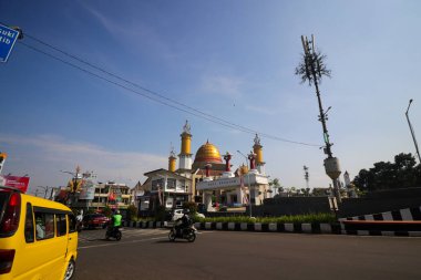 Sukabumi, Batı Java, Endonezya - 28 Temmuz 2022: Sukabumi ya da Mescid Agung Sukabumi 'nin açık mavi gökyüzü.