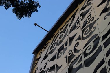 Bandung, Batı Java, Endonezya - 31 Temmuz 2022: Löwipanjang Otobüs Terminali 'nin ana binası sabah açık mavi gökyüzü. Bu otobüs durağı Bandung 'daki ana terminallerden biridir..