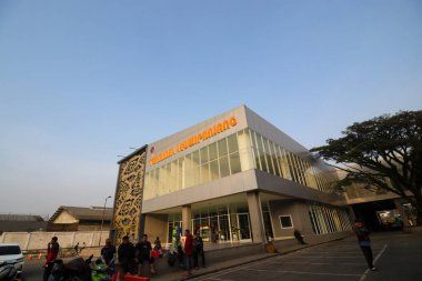 Bandung, Batı Java, Endonezya - 31 Temmuz 2022: Löwipanjang Otobüs Terminali 'nin ana binası sabah açık mavi gökyüzü. Bu otobüs durağı Bandung 'daki ana terminallerden biridir..