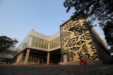 Bandung, Batı Java, Endonezya - 31 Temmuz 2022: Leuwi Panjang otobüs durağının manzarası sabahları açık mavi gökyüzü ile ıssız görünüyor. Bu otobüs durağı Bandung 'daki ana terminallerden biridir..