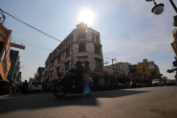 2022年7月28日 印度尼西亚西爪哇 苏卡布米 苏卡布米市景观 许多车辆在早晨经过 蓝天晴朗 — 图库照片